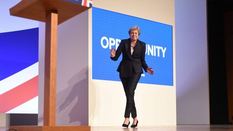 Theresa May hace unos pasos de baile mientras se dirige al atril durante la conferencia de su partido que se celebra en Birmingham (Reino Unido)