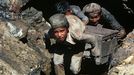 Nenos traballando con adultos nunha mina en Assam (a India)