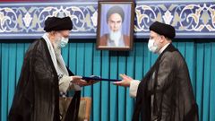 El lder supremo iran Ayatollah Al Jamenei ratifica al nuevo presidente Ebrahim Raisi el martes 3 de agosto en Tehern