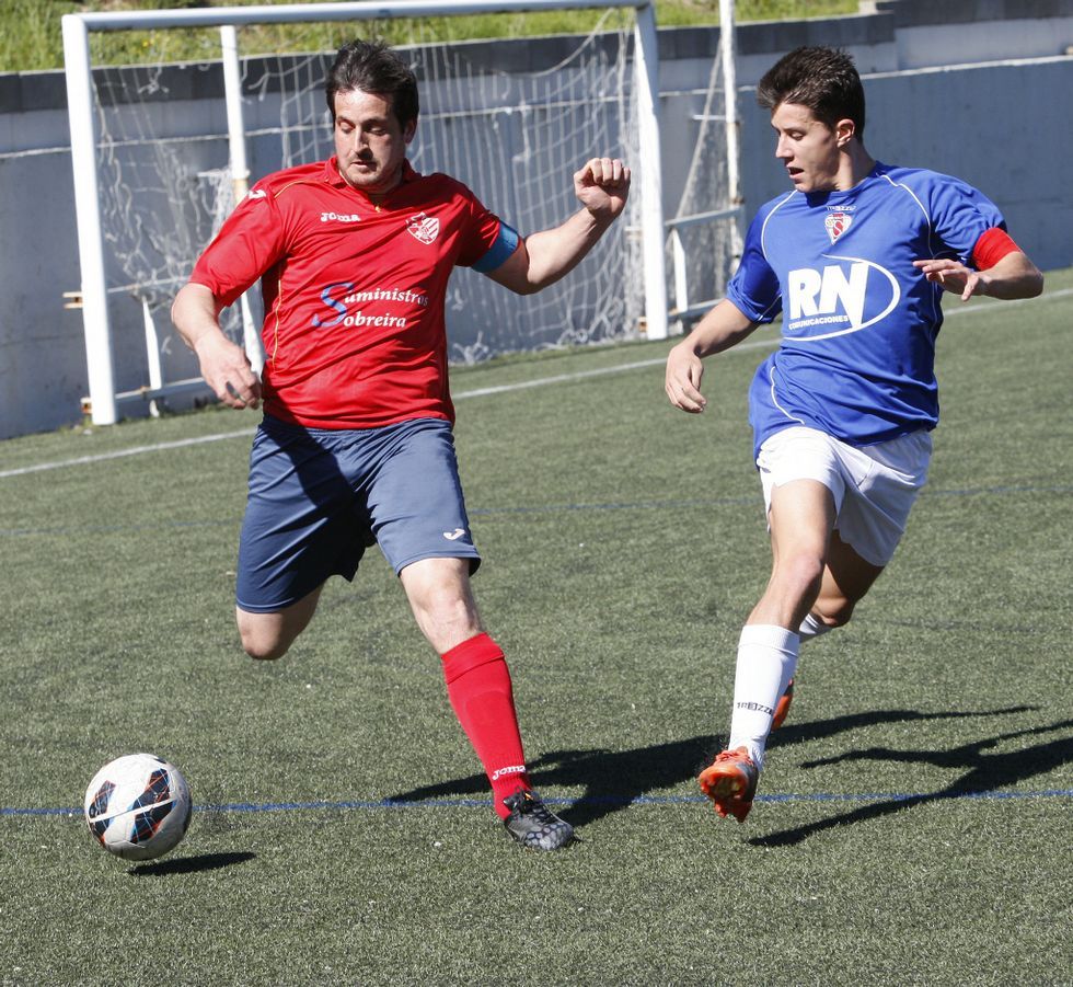 Kadete, a la izquierda, en el partido ante el equipo de O Val. 