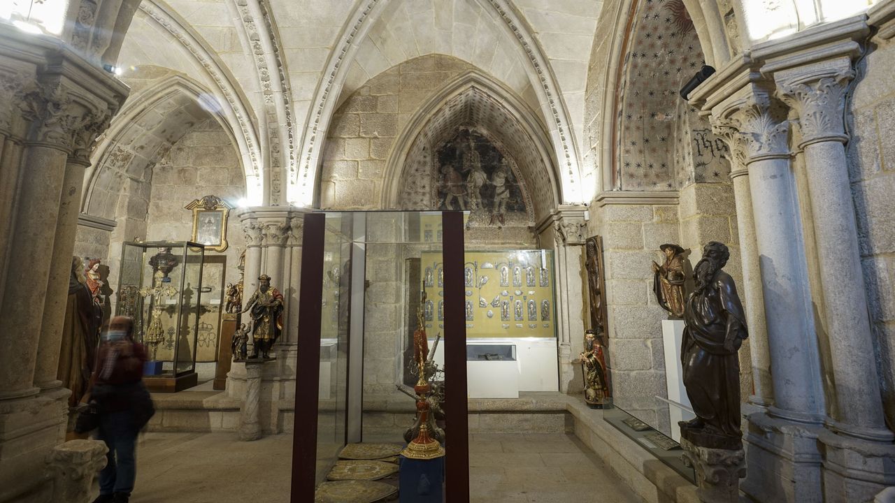 Museo con los tesoros de la catedral de Ourense.Iglesia de Santa Maria de Dozo, en Cambados.