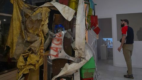 Monstruo 16, la instalacin realizada con residuos urbanos que puede verse en el local de la asociacin Kentada de Pontevedra
