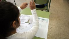 Imagen de archivo de una alumna de Cambados realizando las pruebas que determinaba la Lomce, en este caso en tercero de primaria