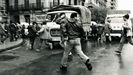 Manifestantes huyen de una carga policial durante la Transición española (1975-1982)