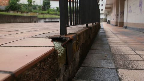 En el barrio de A Follateira, en la Avenida Otero Pedrayo, destacan las baldosas levantadas y el suelo descuidado.