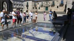 Un grupo de turistas en una visita guiada por el centro de la ciudad de Lugo