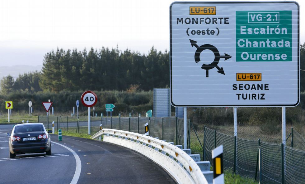 Carteles del nuevo vial en el entronque con el corredor de Monforre a Lal�n. 