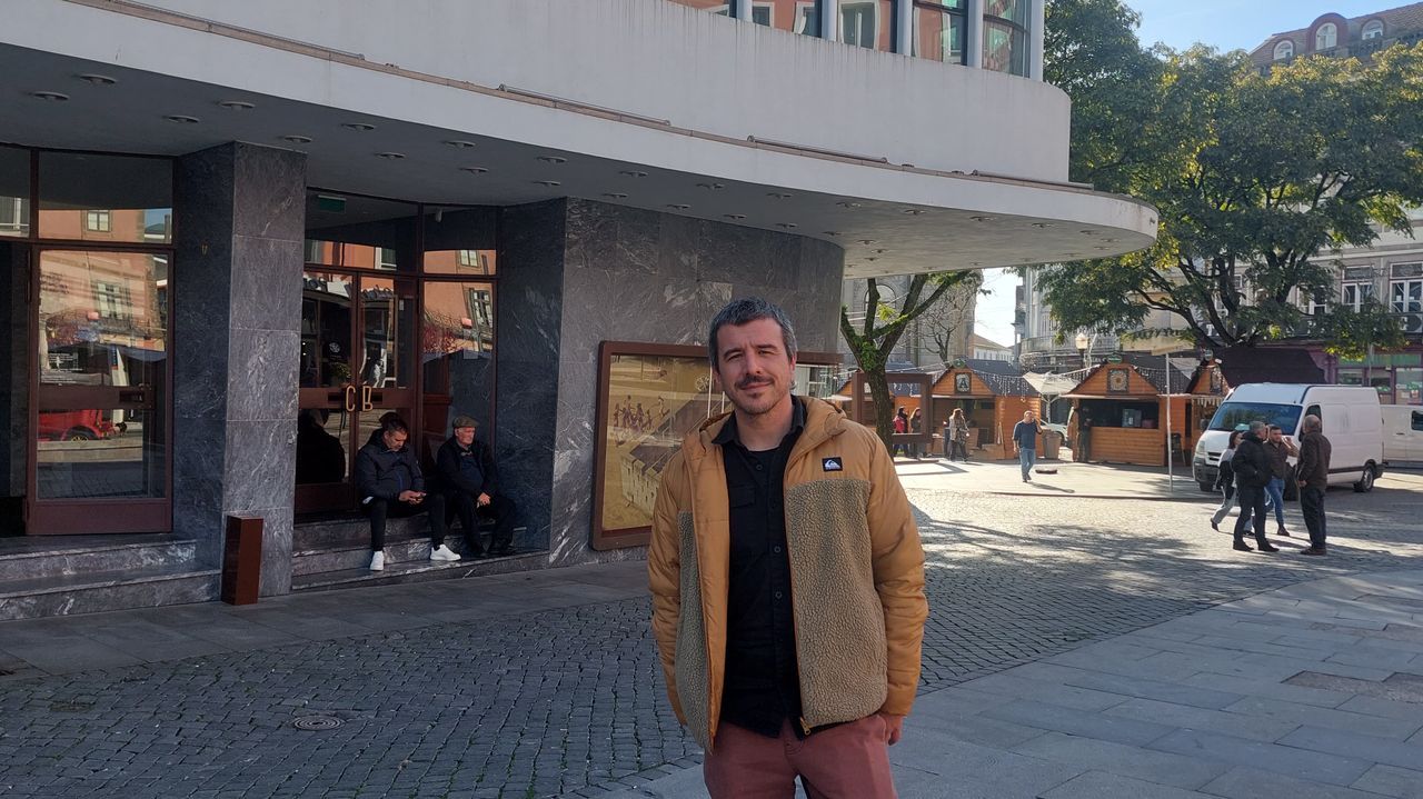 Fon Cortizo, retratado ante o cinema Batalha, no Porto.