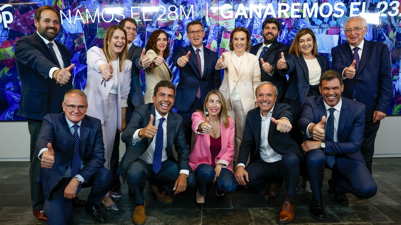 Foto de familia de Feijoo con miembros de la ejecutiva del PP y los ganadores de las principales elecciones autonmicas y municipales del partido.