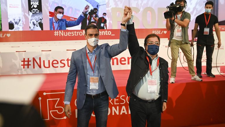 El presidente del Gobierno, Pedro Sánchez, y el presidente de la Junta de Extremadura, Guillermo Fernández Vara, este domingo, en la clausura del 13 congreso del PSOE de Extremadura,