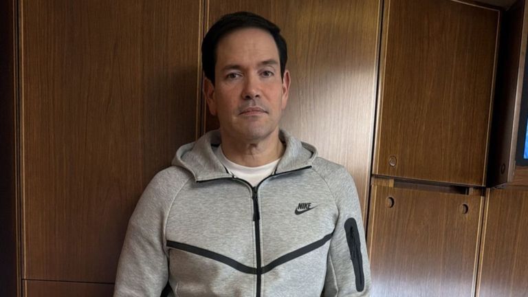 Marco Rubio posa desde el avión presidencial rumbo a China con el chándal que llevaba Maduro tras su captura