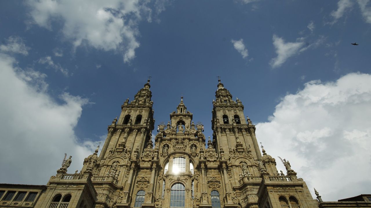 Lugares para visitar en Lugo en un da gris.Fachada del Obradoiro de la catedral de Santiago