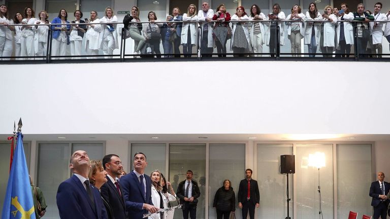 El presidente del Gobierno, Pedro Sánchez (c), acompañado por el jefe del Ejecutivo asturiano, Adrián Barbón (3i), interviene ante la prensa durante su visita al Hospital Universitario Central de Asturias (HUCA)