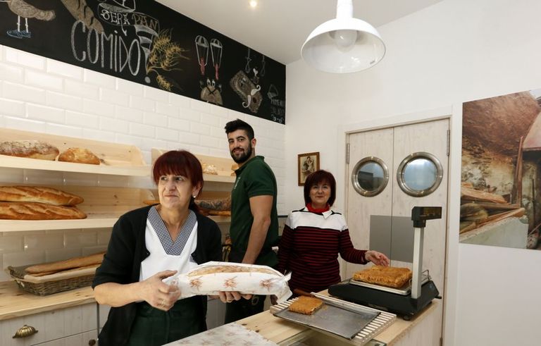 O persoal da Panadería Torviso, no seu primeiro día de traballo onte en nova ubicación.