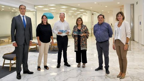 Los responsables de BBVA, Luis Vadillo y Marta Alonso, en los extremos, con los representantes de las dos oenegés en A Coruña