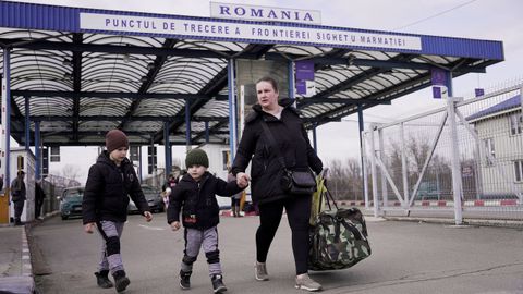Una mujer ucraniana y sus hijos cruzan la frontera con Rumana en Baia Mare