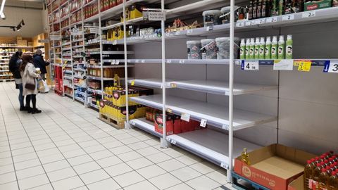Estanterías vacías en un supermercado de Santiago por la huelga del transporte