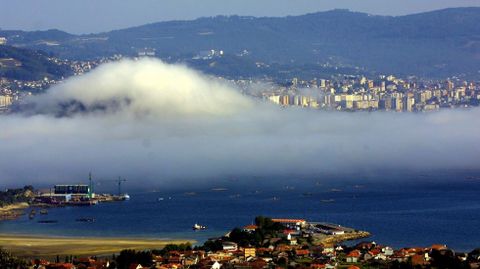 Amanecer con niebla en Vigo desde Moaa.