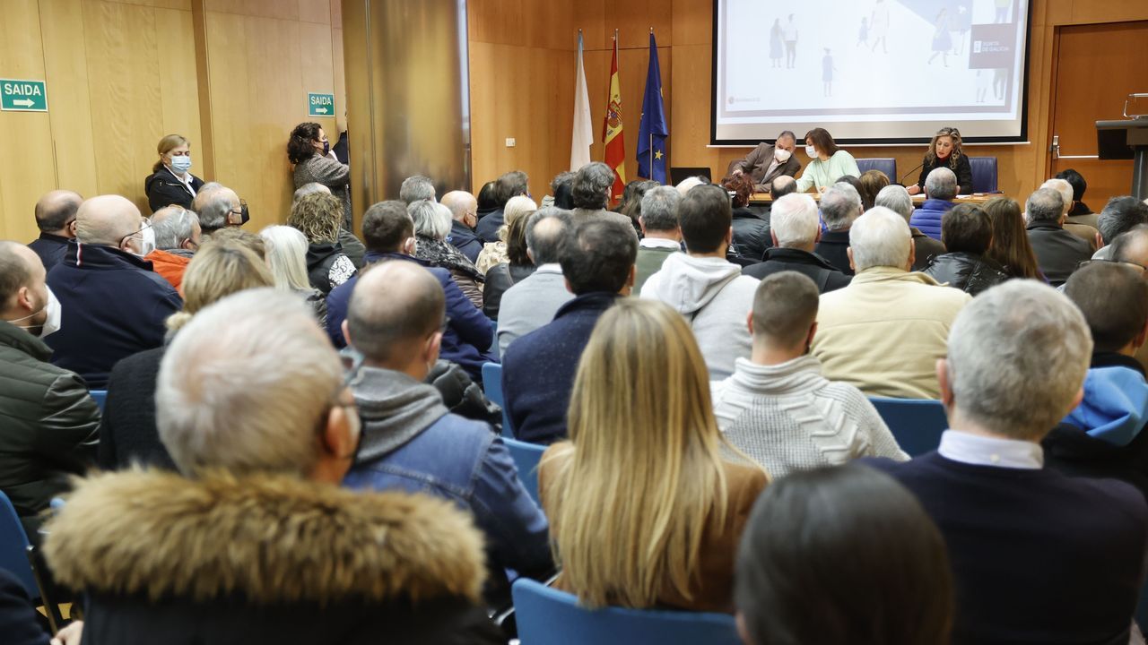 Un grupo de refugiados lleg este domingo a A Corua.Imagen de uno de los encuentros de Construindo Fogar en Ferrol