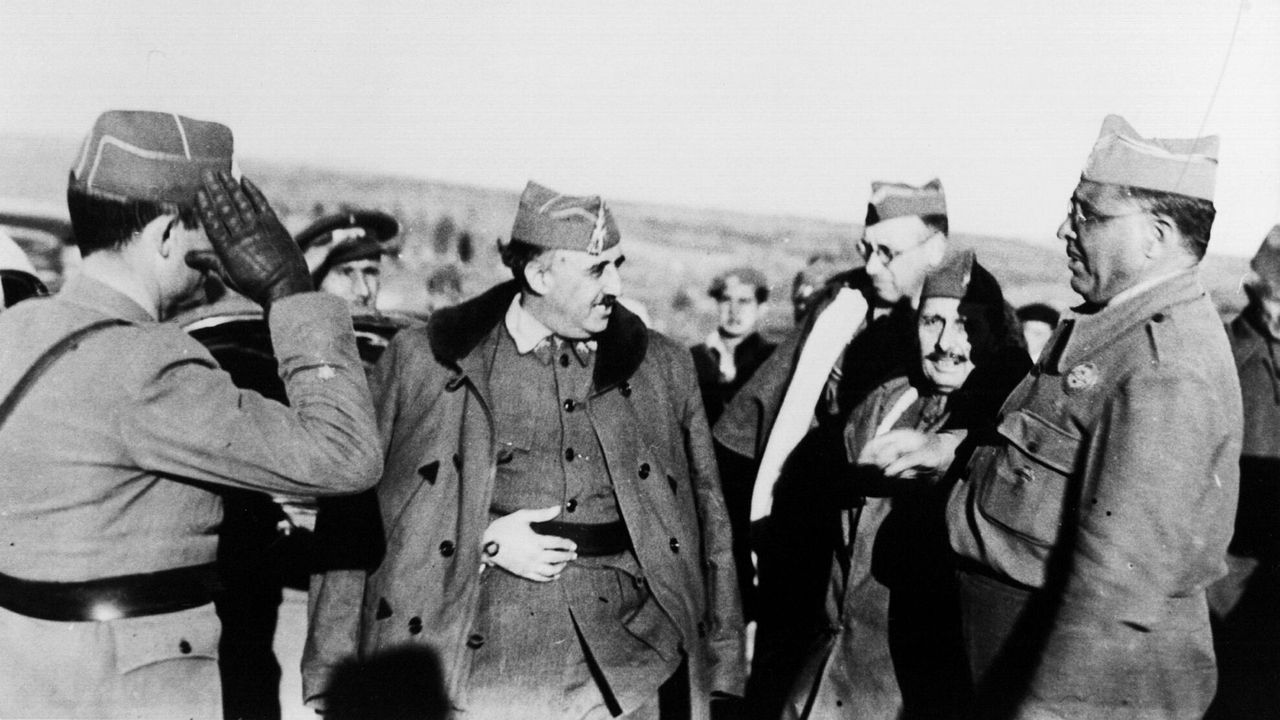 Las ruinas del gran centro comercial Dolce Vita.Francisco Franco y el general Aranda, pr�ximo al bando Aliado