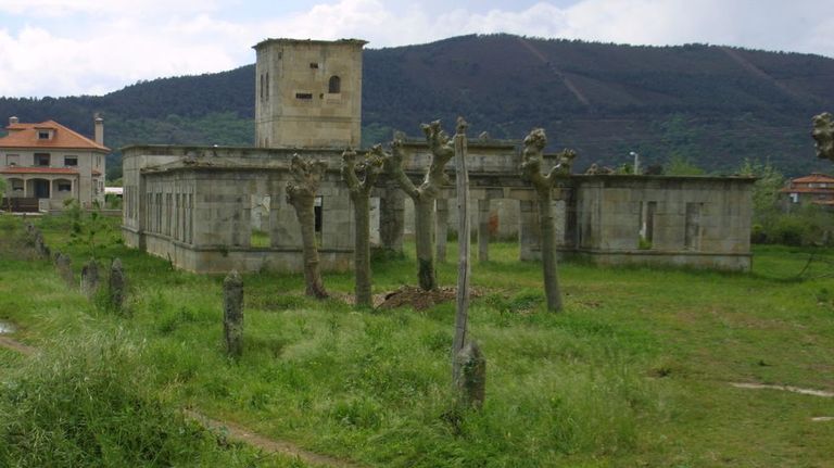 En Caldeliñas hubo un balneario, ahora en ruinas