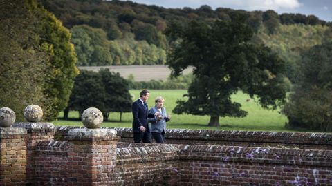 El primer ministro britnico David Cameron charla con la canciller alemana Angela Merkel en Ellesborough, al sur de Inglaterra.