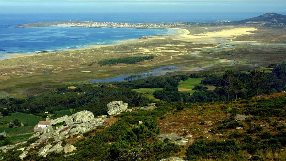 encadré dans le parc naturel de Corribio (Ribeira), le Laguna De Carregal est attaché à la mer par une bosse étroite. L'histoire de la disparition sous la lagune d'une ville ancienne appelée Valverde
