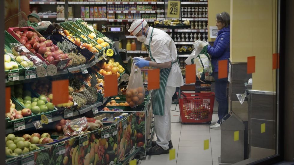 Los hombres evitan llevar al supermercado bolsas Los hombres evitan llevar al supermercado bolsas