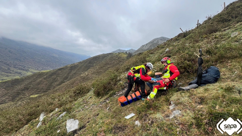 Rescate de un ganadero en Llanes