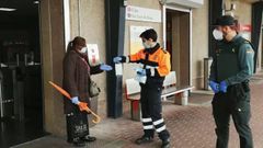 Reparto de mascarillas en Lugo de Llanera
