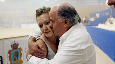 Amancio Ortega felicita a su hija durante el Concurso de Saltos Internacional de Vigo, en 2003