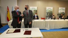 Firma del acuerdo entre el vicepresidente Alfonso Rueda y el presidente de la Fundacin Juana de Vega, Enrique Saz