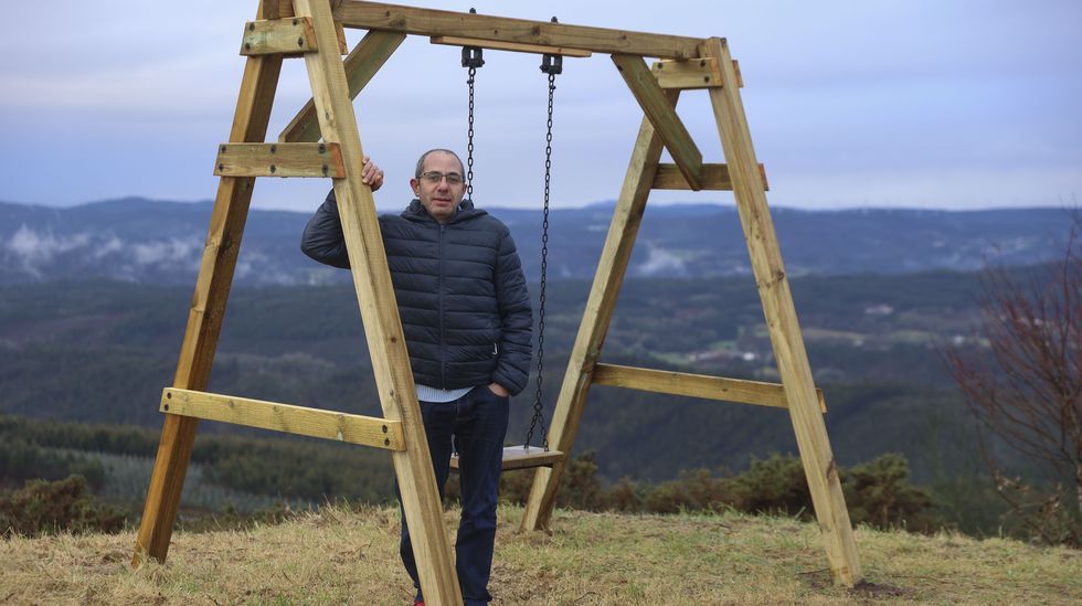 El empresario Edelmiro Justo (izquierda), que levantar el complejo turstico, junto a la comitiva poltica que se desplaz a Lusquios, con Alfonso Rueda y Miguel Anxo Fernndez Lores entre los presentes. 