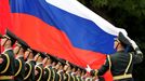 Un miembro de la guardia de honor china extiende una bandera rusa durante los preparativos de una visita de Vladimir Putin en el 2018