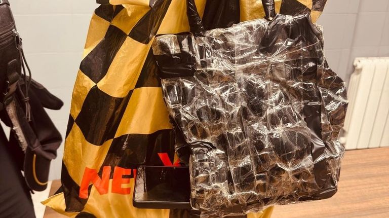 Detenido un hombre que escondía su móvil en una bolsa para seguir a mujeres en falda corta y grabarlas en la calle en Pontevedra