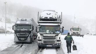 La nieve bloqueó el tránsito de camiones en la A-6 en Pedrafita