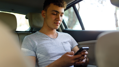 Mirar el m�vil es una de las causas que provocan mareo en el coche.