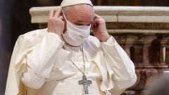El papa Francisco se coloca una mascarilla en un acto celebrado el 20 de octubre en Roma