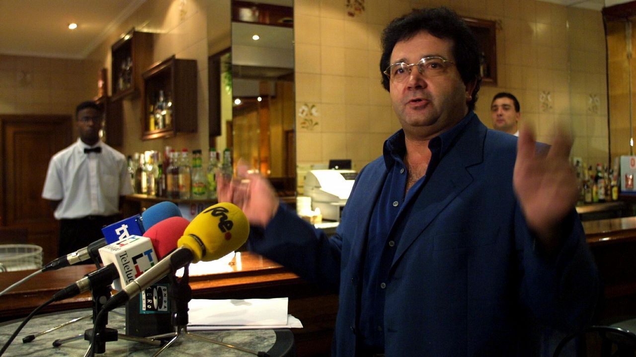 Escaparate en Lugo con tres tumbas, coche f�nebre y una l�pida tallada.Javier �lvarez, dando una rueda de prensa hace unos a�os