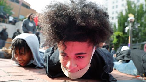 Jvenes en una protesta contra la violencia policial en Estados Unidos