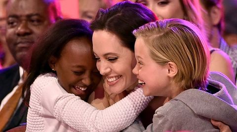 Angelina Jolie junto con sus hijos Zahara (a la izquierda) y Shiloh Nouvel (a la derecha) despus de ganar un premio por su papel en Malfica
