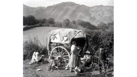 Campamento gitano en Sograndio, 1965