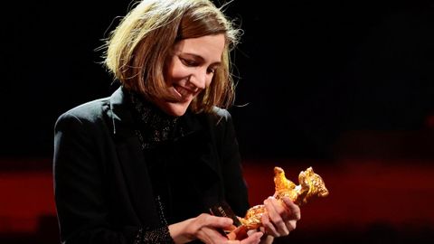 La directora Carla Simón al momento de recibir el Oso de Oro de la Berlinale por su película Alcarrás
