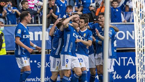 Los futbolistas del Rea Oviedo celebran el gol de Bastn al Legans