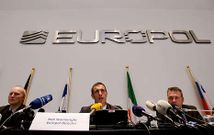 El director de Europol, Rob Wainwright (centro), en la rueda de prensa en la que anunci el desmantelamiento de la red.