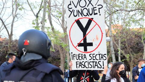 La policía nacional junto a manifestantes congregados en Vallecas para protestar por el acto de Vox