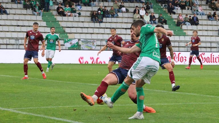 Racing y Pontevedra empatan sin goles con un final de infarto (0-0)