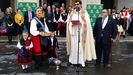 Ceremonia de los Gevos Pintos, del 2018, con Jenaro Soto junto al prroco de Pola de Siero, Juan Manuel Hevia-