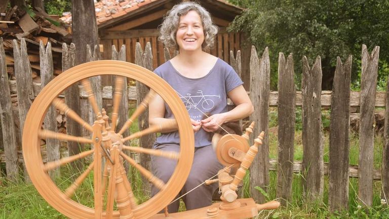 Paz González Mesa, una de las últimas hilanderas asturianas,  con la rueca