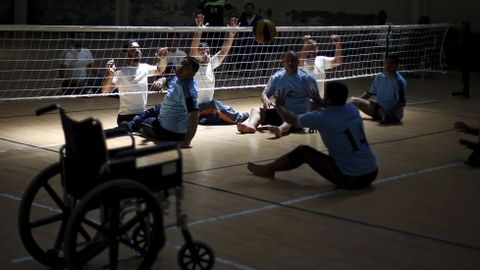 Discapacitados palestinos jugando al voleibol en Gaza. 